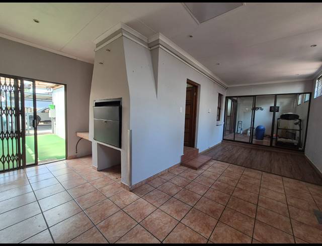 3 BEDROOM TOWNHOUSE FOR SALE IN VANDERBIJLPARK SE 2